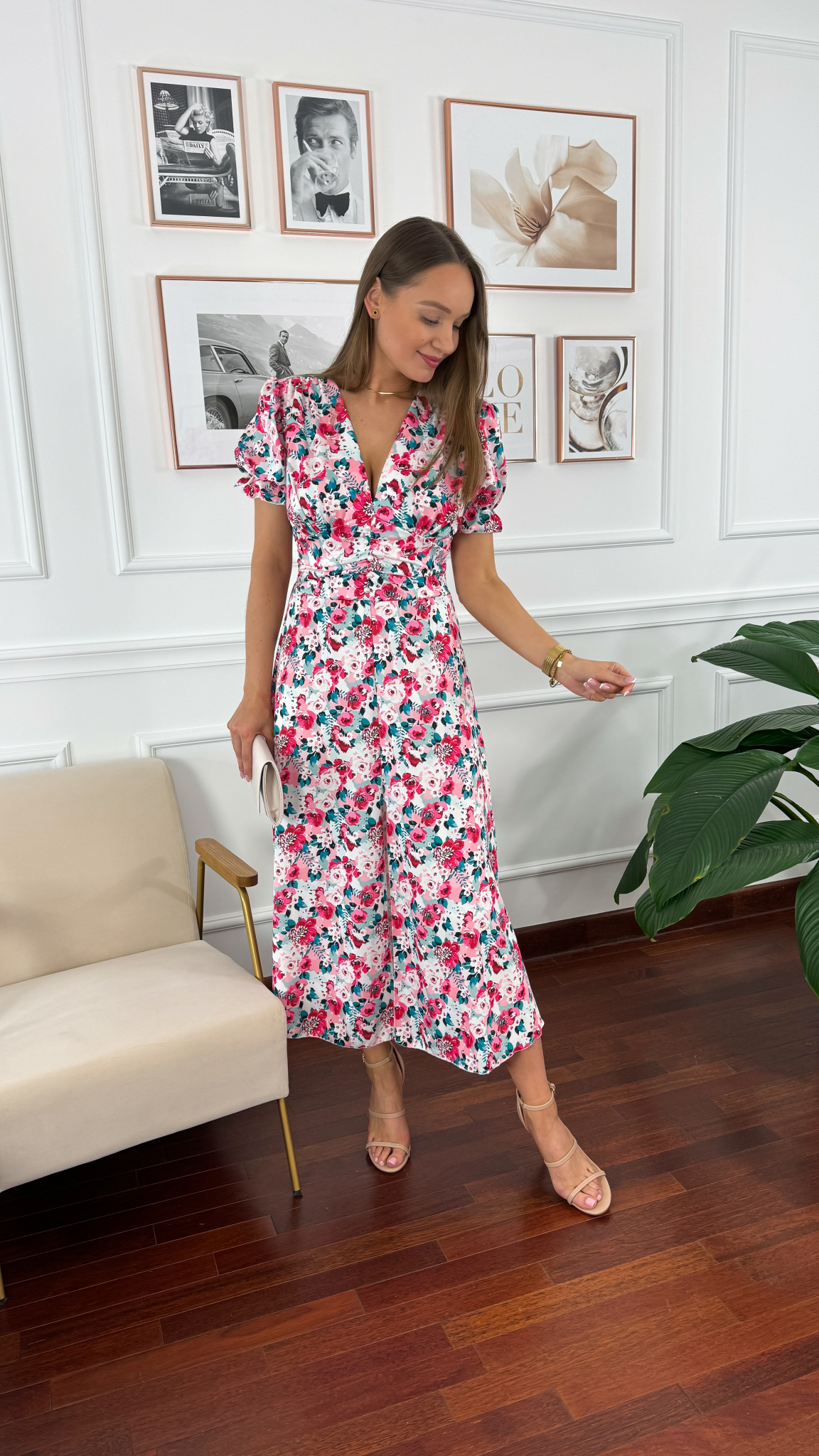 Sukienka maxi w kwiatowy print Della biała Sukienka maxi w kwiatowy print Della biała