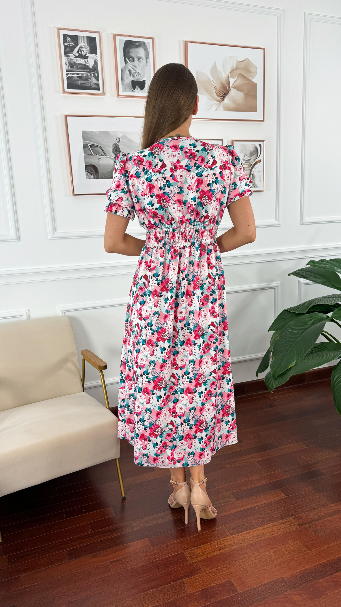 Sukienka maxi w kwiatowy print Della biała Sukienka maxi w kwiatowy print Della biała