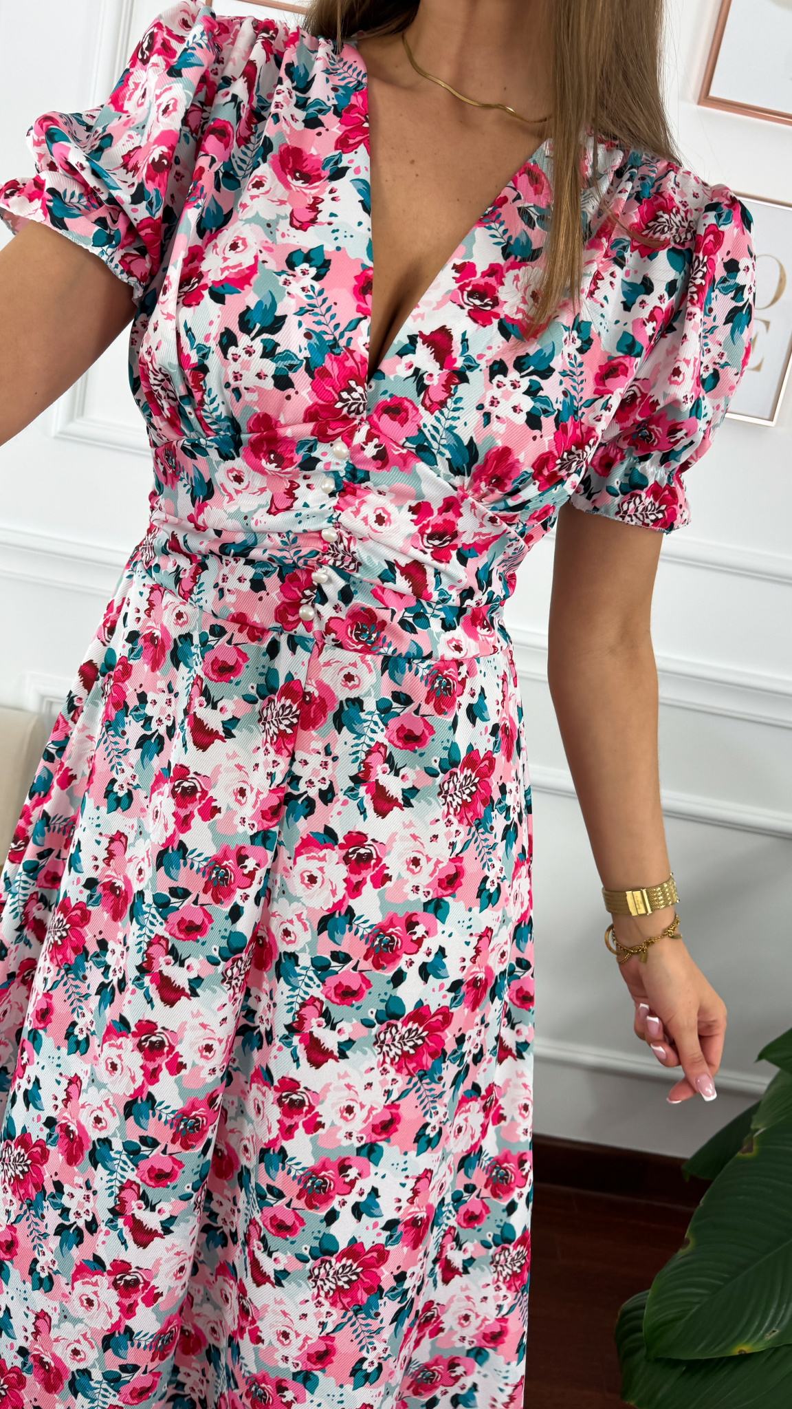 Sukienka maxi w kwiatowy print Della biała Sukienka maxi w kwiatowy print Della biała