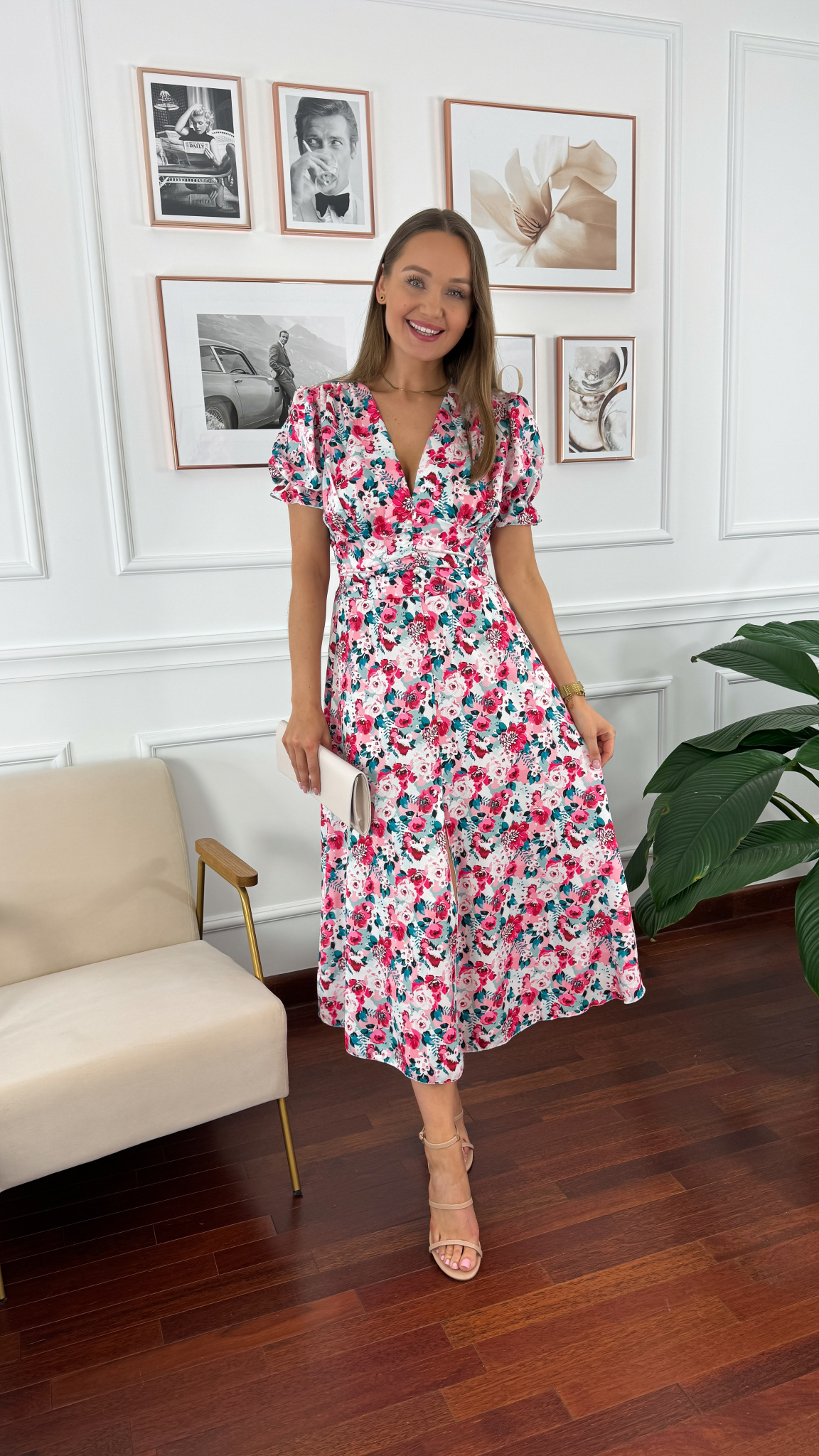 Sukienka maxi w kwiatowy print Della biała Sukienka maxi w kwiatowy print Della biała