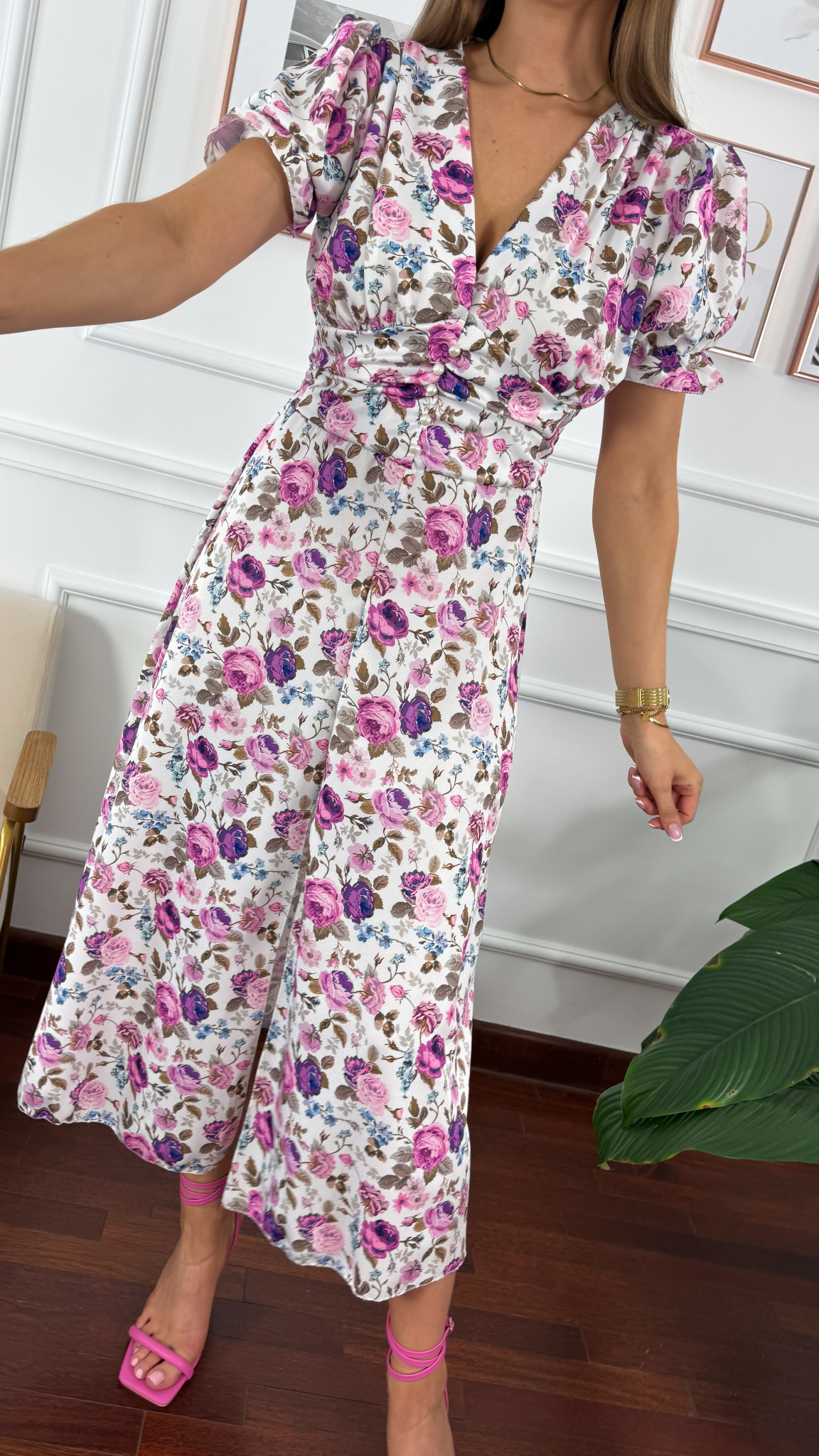 Sukienka maxi w fioletowe kwiaty Della white Sukienka maxi w fioletowe kwiaty Della white