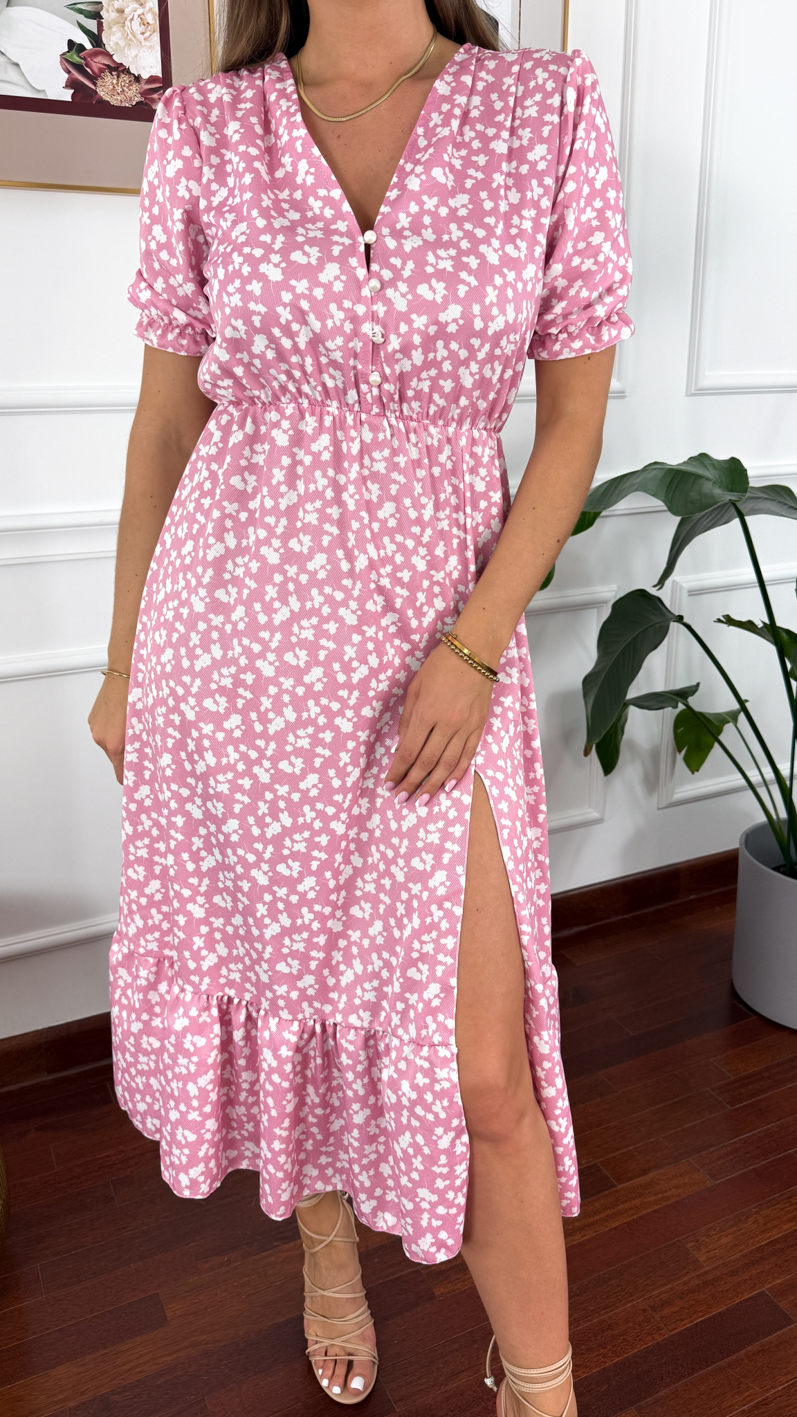 Sukienka midi w kwiatowy print Abby różowa Sukienka midi w kwiatowy print Abby różowa
